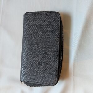 Thirty-One "All About the Benjamins" wallet in the "City Charcoal Snake" print.